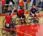 Для инвалидного кресла баскетболист бросать мяч в корзину